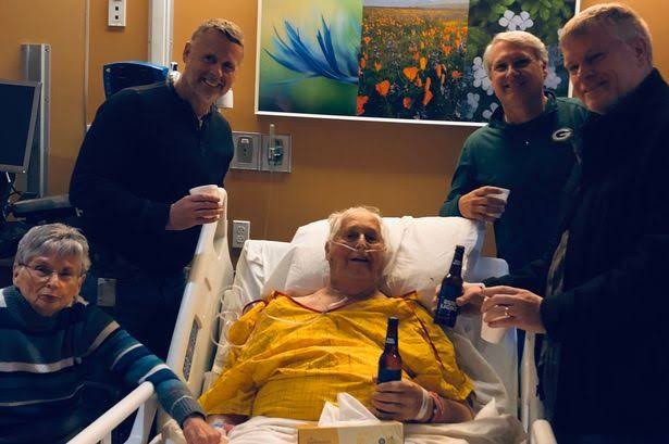 Haru tapi Kocak, Jelang Ajal Kakek Ini Minta Minum Bir Bareng Keluarga