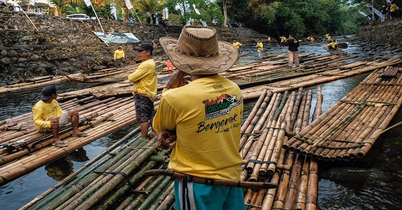Mengintip Keunikan Atraksi Lanting Paring Lewati Jeram Sungai Amandit di Festival Loksado 2019