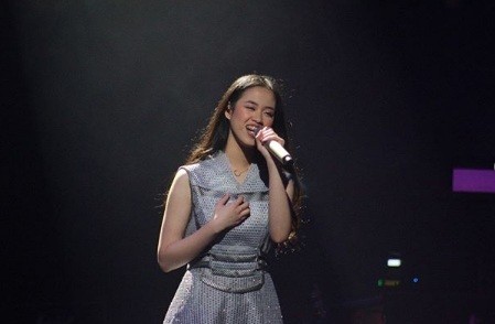Claudia Emmanuela Nyanyikan Cinta Luar Biasa hingga Makan Tahu Gejrot di Grand Final TVI 2019