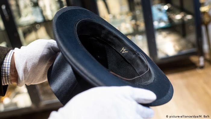Barang-Barang Pribadi Hitler Dilelang: Topi Silinder Seharga Rp775 Juta, Buku Rp2 Miliar