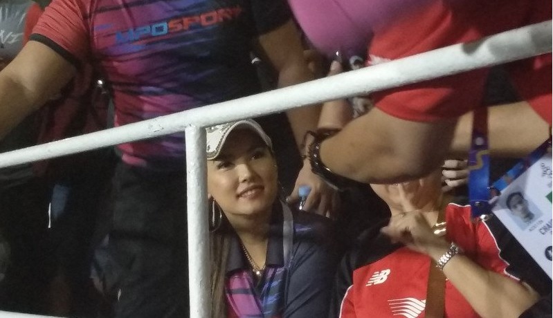 Momen Maria Ozawa Diajak Swafoto Pendukung Timnas Indonesia U-23