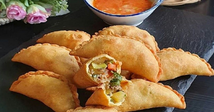 Sore-Sore Asyiknya Makan Camilan Pastel Isi Daging Cincang, Renyah & Enak