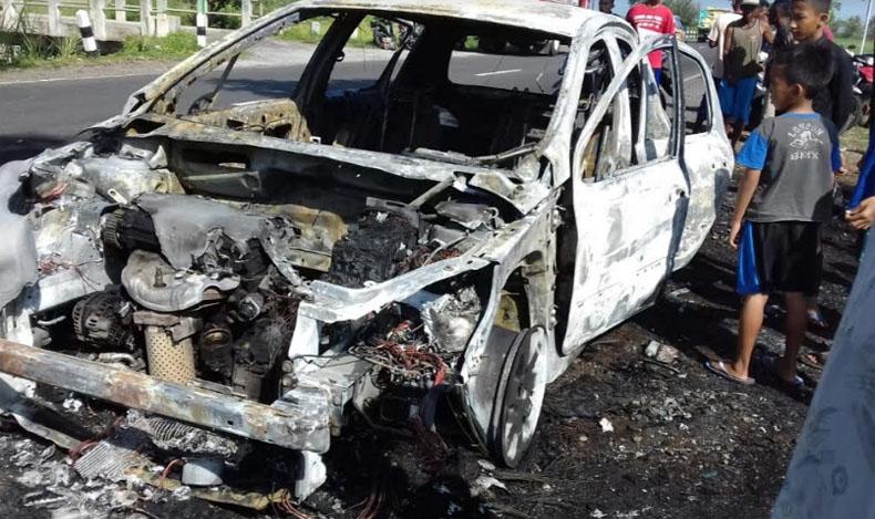 Sedan Peugeot Terbakar di JJLS Kulonprogo akibat Korsleting AC