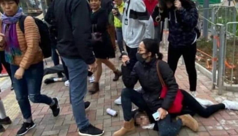 Viral, Polwan Hong Kong Duduki Tubuh Siswi SMP di Trotoar