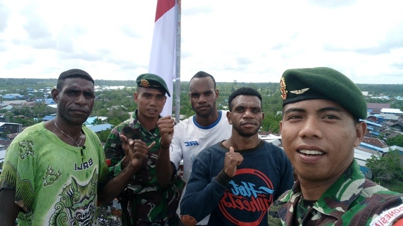 Aksi Heroik Prajurit TNI Yonif 754 Kostrad dan Warga Kibarkan Bendera Merah Putih di Asmat