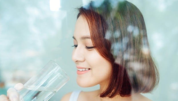 5 Manfaat Minum Air Putih Banyak untuk Wajah, Bikin Awet Muda