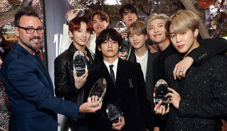 BTS Foto Bareng Billie Eilish, Fans Histeris dan Punya Harapan Ini
