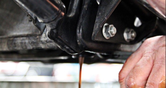 Banyak yang Percaya Oli Diesel Bikin Mesin Motor Lebih Bersih, Amankah?