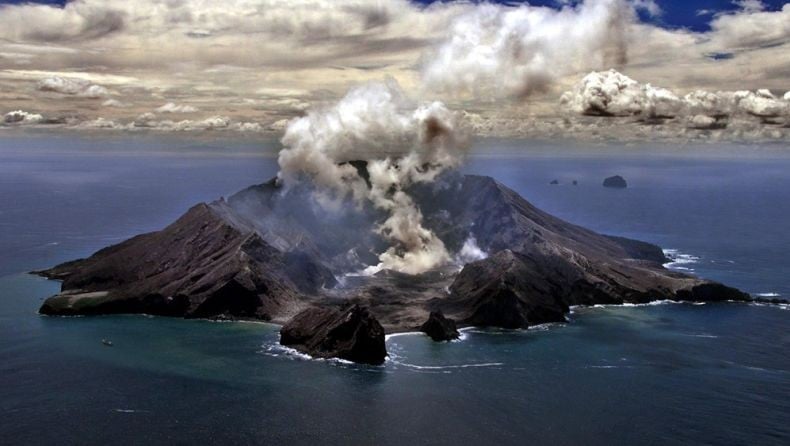 Gunung di Selandia Baru Meletus Tiba-Tiba, Sekitar 100 Turis Ada di Sekitar Lokasi