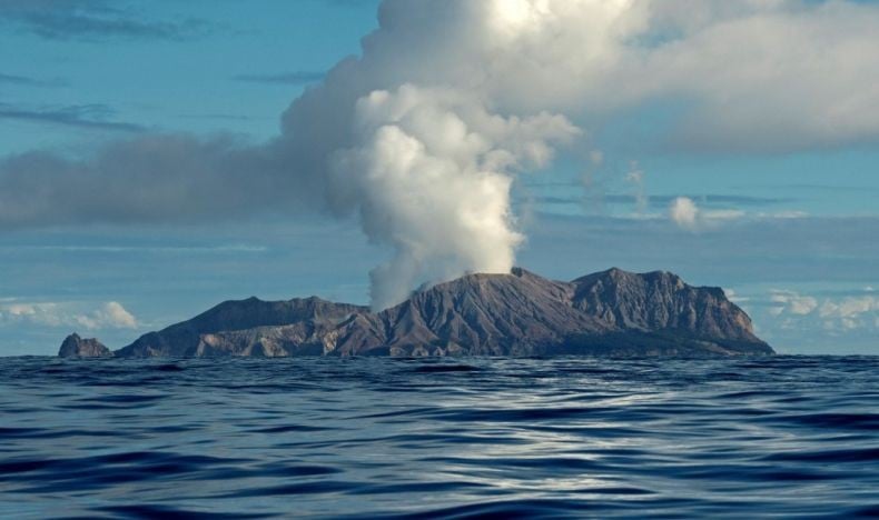 Gunung di White Island Selandia Baru Meletus Tiba-Tiba, 1 Turis Tewas dan 20 Luka