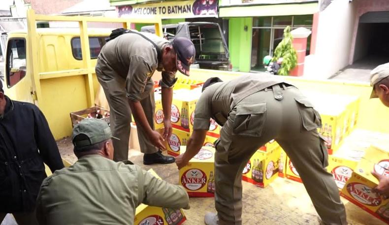 Jelang Natal dan Tahun Baru, Satpol PP Amankan Ribuan Botol Miras di Gambilangu Kendal