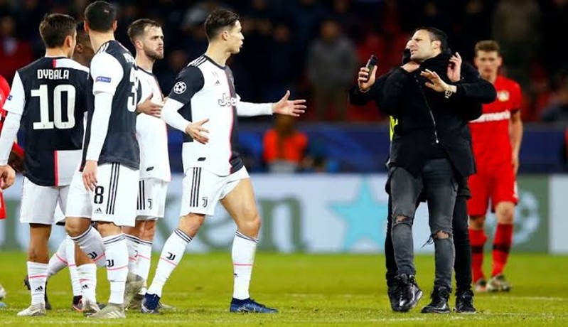 Ronaldo Marah Penggemarnya Minta Selfie di Tengah Lapangan