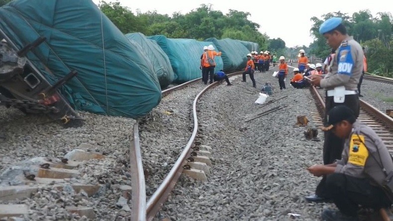 KA Pengangkut Semen Terguling di Stasiun Doplang Blora, Penyebabnya Masih Diselidiki