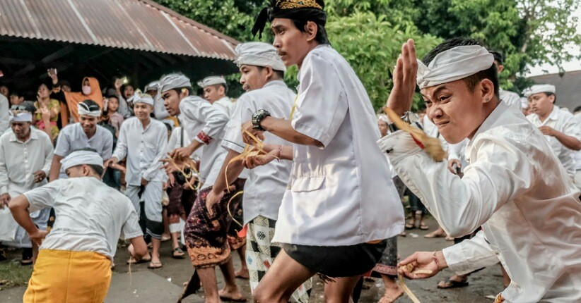 Mengenal Tradisi Unik Perang Topat di Lombok, Sudah Ada sejak Ratusan Tahun