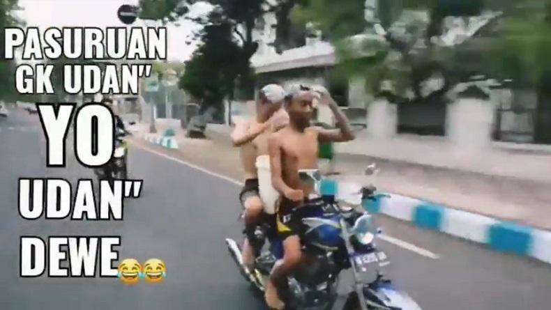Video 2 Pelajar di Pasuruan Mandi sambil Mengendarai Motor Viral di Medsos