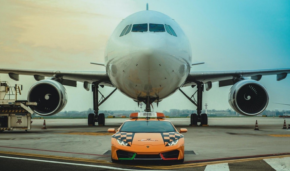 Lamborghini Huracan Jadi Pemandu Pesawat di Bandara Bologna