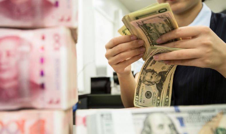 Rupiah Ditutup Melemah Hari Ini, Nyaris Rp16.000