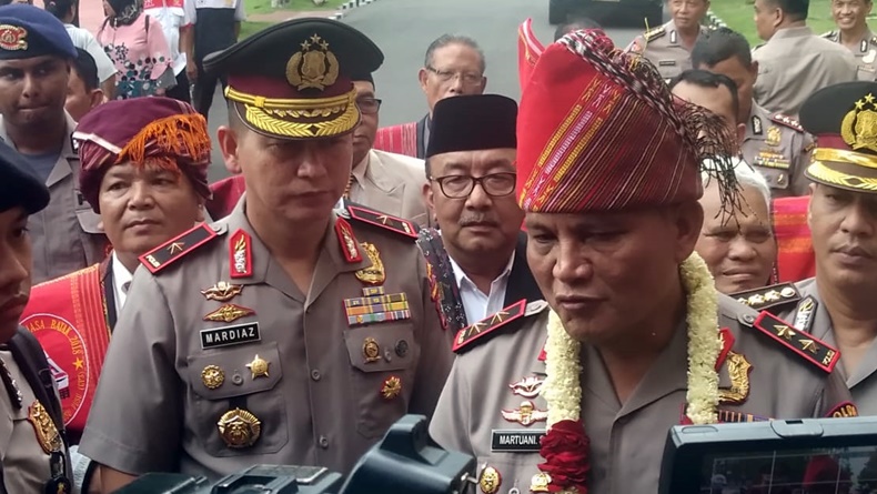 Kapolda Sumut Irjen Pol Martuani Sormin Bantu Bayar SPP Siswa SMP