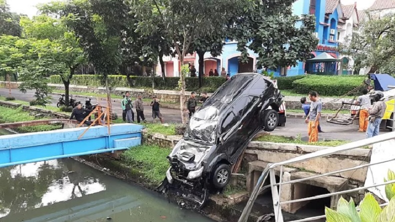 Toyota Fortuner Tercebur di Selokan Bintaro, Begini Penampakannya