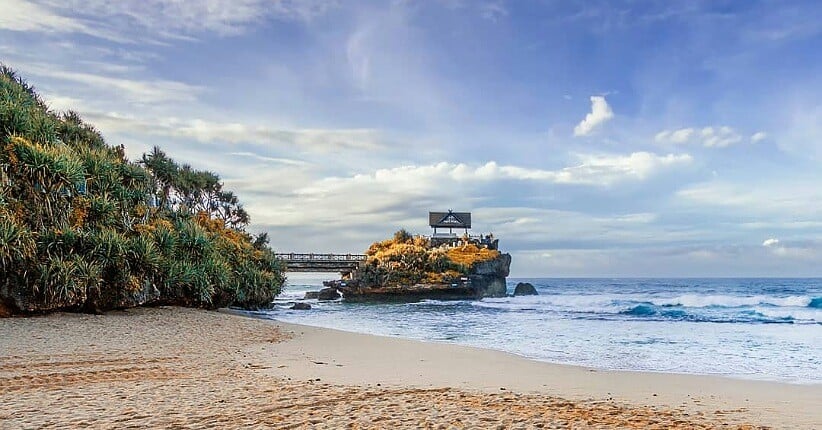 Indahnya Pantai Kukup Gunungkidul, Unik Ada Gua Karang Mirip Tanah Lot di Bali