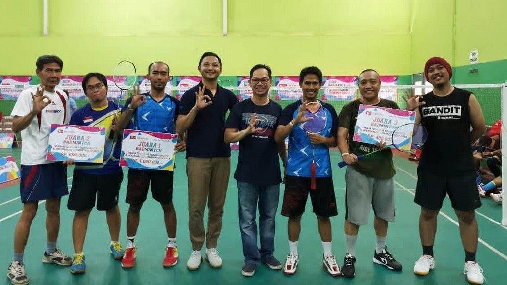 Komunitas Mobil Daihatsu Tanding Badminton Lawan Jurnalis Otomotif