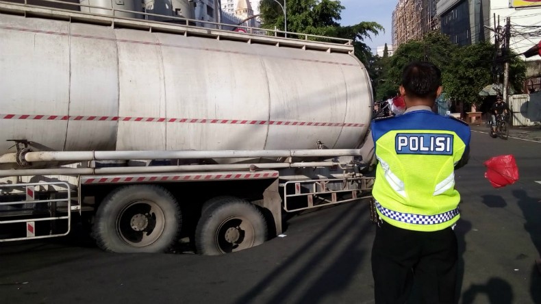 Truk Semen Terperosok di Kawasan Thamrin City, Begini Kondisinya