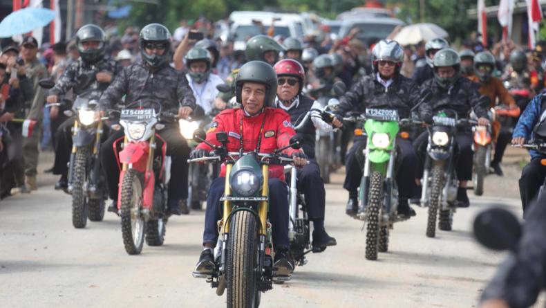 Jajal Perbatasan Kalimantan Pakai Motor, Jokowi: Biar Bisa Merasakan Betul