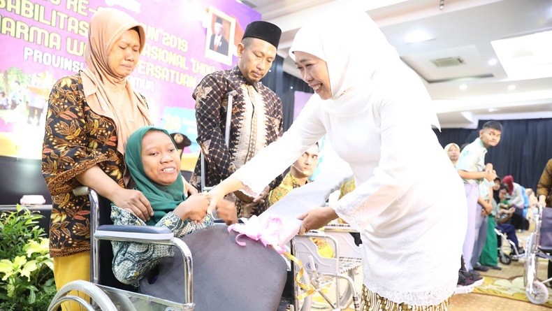Hari Disabilitas Internasional, Gubernur Khofifah Bagikan Kaki Palsu