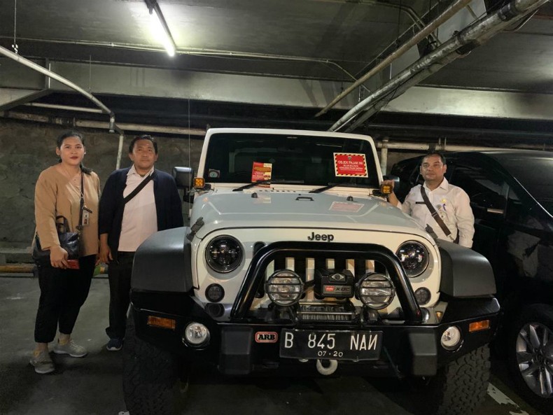 Tiga Mobil Mewah Menunggak Pajak Kedapatan Terparkir di Mal Citos