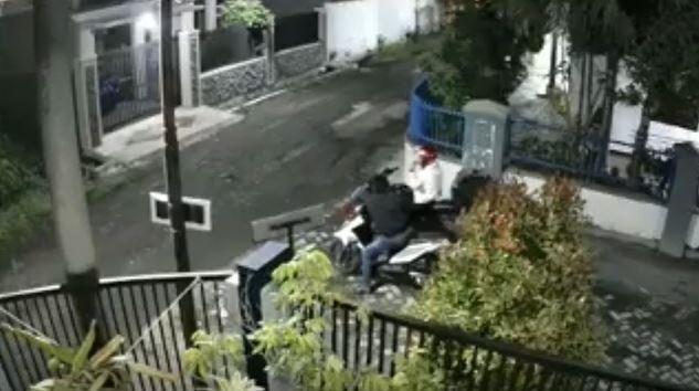 Terekam CCTV, Komplotan Maling Gasak Dua Motor di Perumahan Sunan Bonang Jember