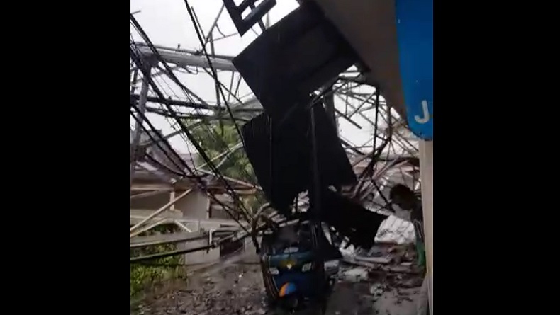 Hujan Deras, Menara RRI di Kebayoran Baru Roboh Timpa Rumah