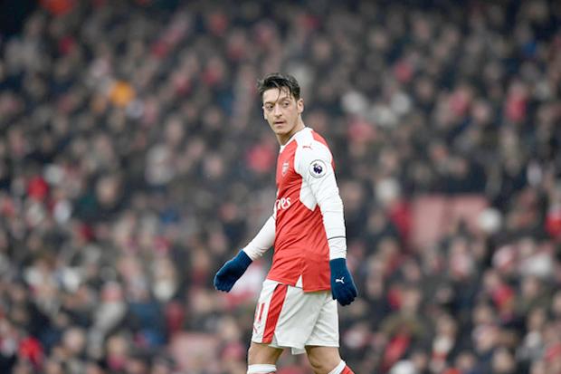 Ozil Dipaksa Absen saat Arsenal Jumpa Everton, Ini Alasannya