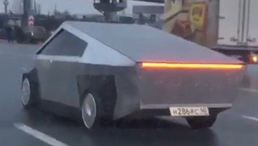 Rusia Bikin Replika Tesla Cybertruck, Tertangkap Kamera Melaju di Jalan