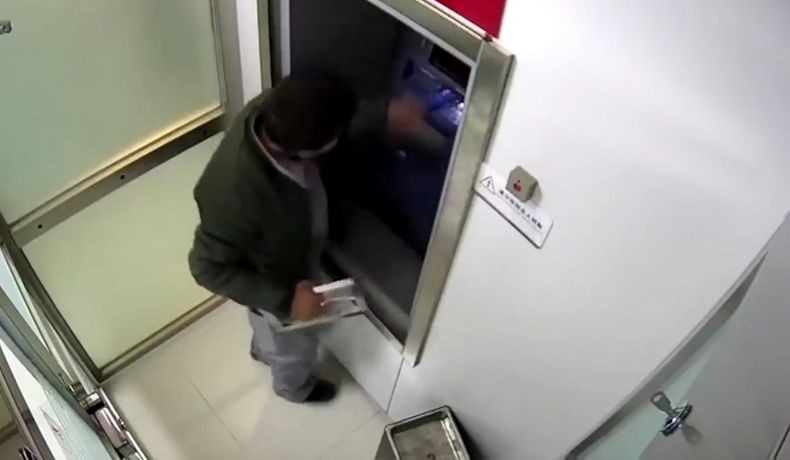 Apes, Perampok Terkunci di Gerai ATM