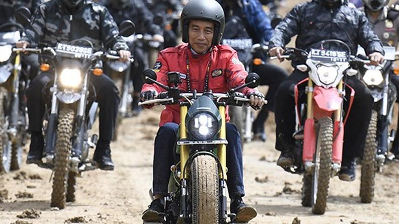 Naik Motor Custom, Jokowi dan Kaesang Jalan-Jalan ke Mal Botani Square