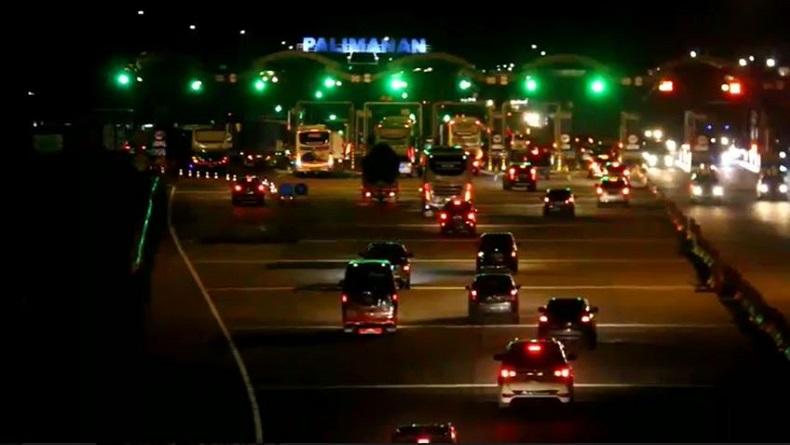 Gerbang Tol Cipali Terpantau Ramai Lancar pada Malam Natal