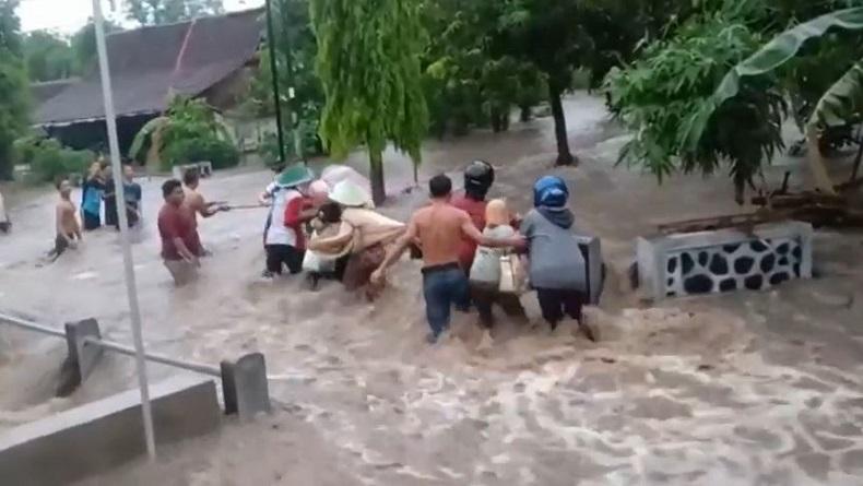 Doa saat Hujan Deras Disertai Petir dan Angin Kencang