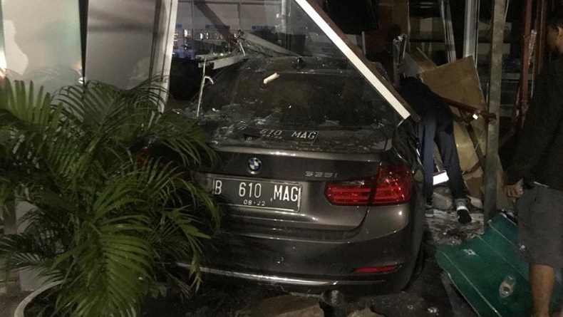 Mobil Sedan Tabrak Apotik di Jalan Senopati Raya Jaksel