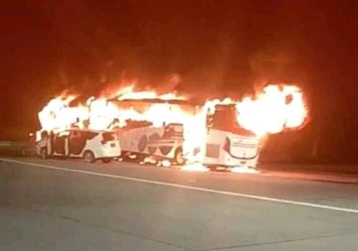 2 Bus Terbakar di Gerbang Tol Kalikangkung, Polisi Olah TKP
