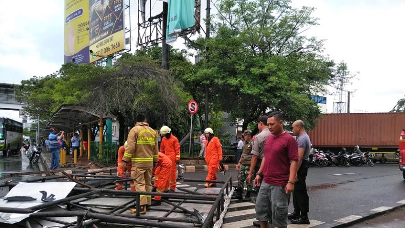 Kronologi Papan Reklame Roboh Tewaskan Driver Ojol di Cengkareng