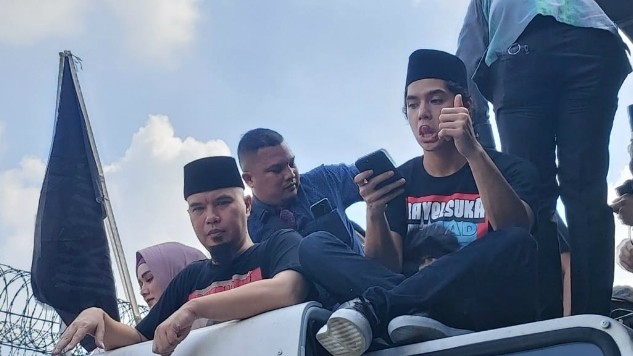 Bebas dari Penjara, Ahmad Dhani Pulang ke Rumah Dikawal Simpatisan