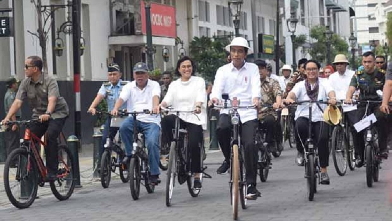 Jokowi Naik Sepeda Ontel Kunjungi Kota Lama Semarang
