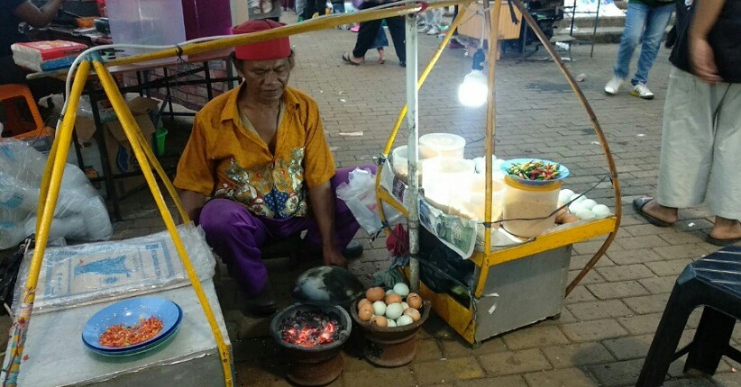 Sambut Pergantian Tahun di Monas, Asyiknya Kulineran Kerak Telor