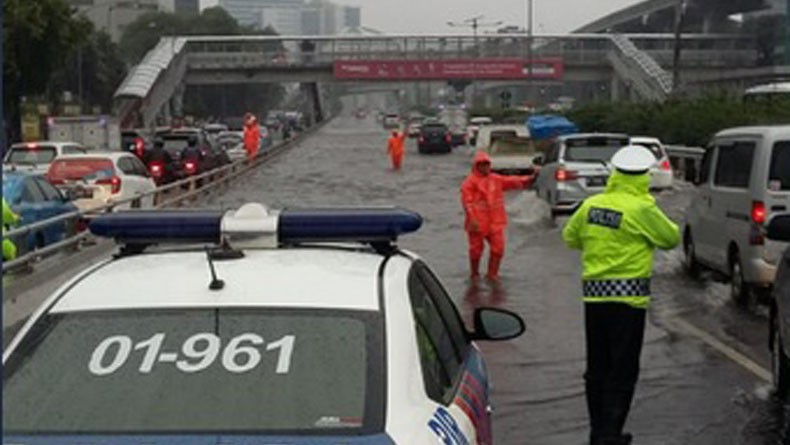 Hujan Deras, Tol Dalam Kota Kuningan Arah Cawang Tergenang