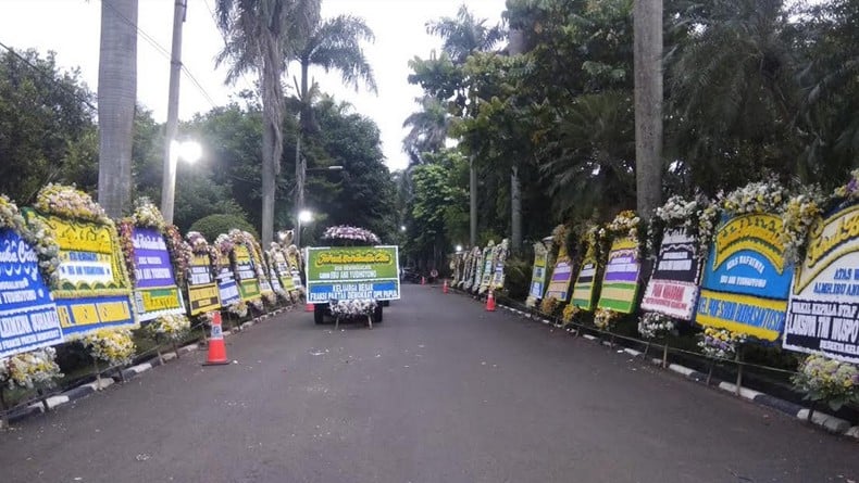 Karangan Bunga Terus Berdatangan ke Rumah Duka Ani Yudhoyono di Cikeas