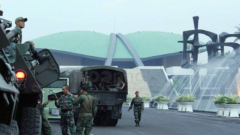 Wakil Ketua Komisi I DPR: Kata Tentara Mana Ada Granat Asap yang Meledak