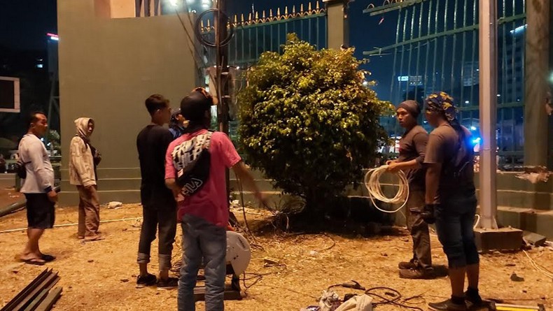 Sempat Dijebol Demonstran, Gerbang Utama Gedung DPR Diperbaiki Tadi Malam