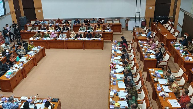 Raker dengan Komisi VIII DPR, Menag Dicecar soal Cadar dan Celana Cingkrang