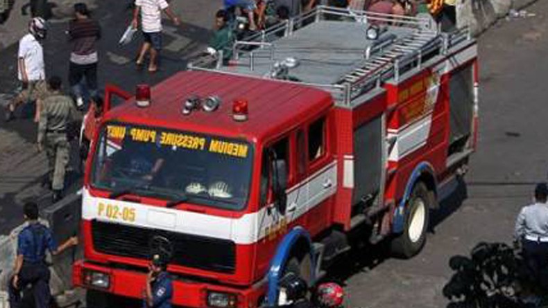 Petugas Damkar Bersama Sudin SDA Berjibaku Sedot Genangan Air di Kelapa Gading