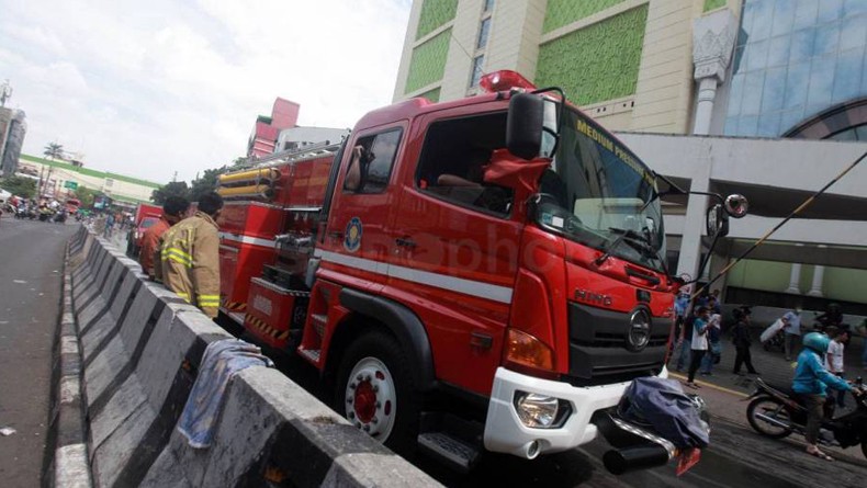 10 Unit Damkar Berhasil Padamkan Api di RS Mayapada Lebak Bulus